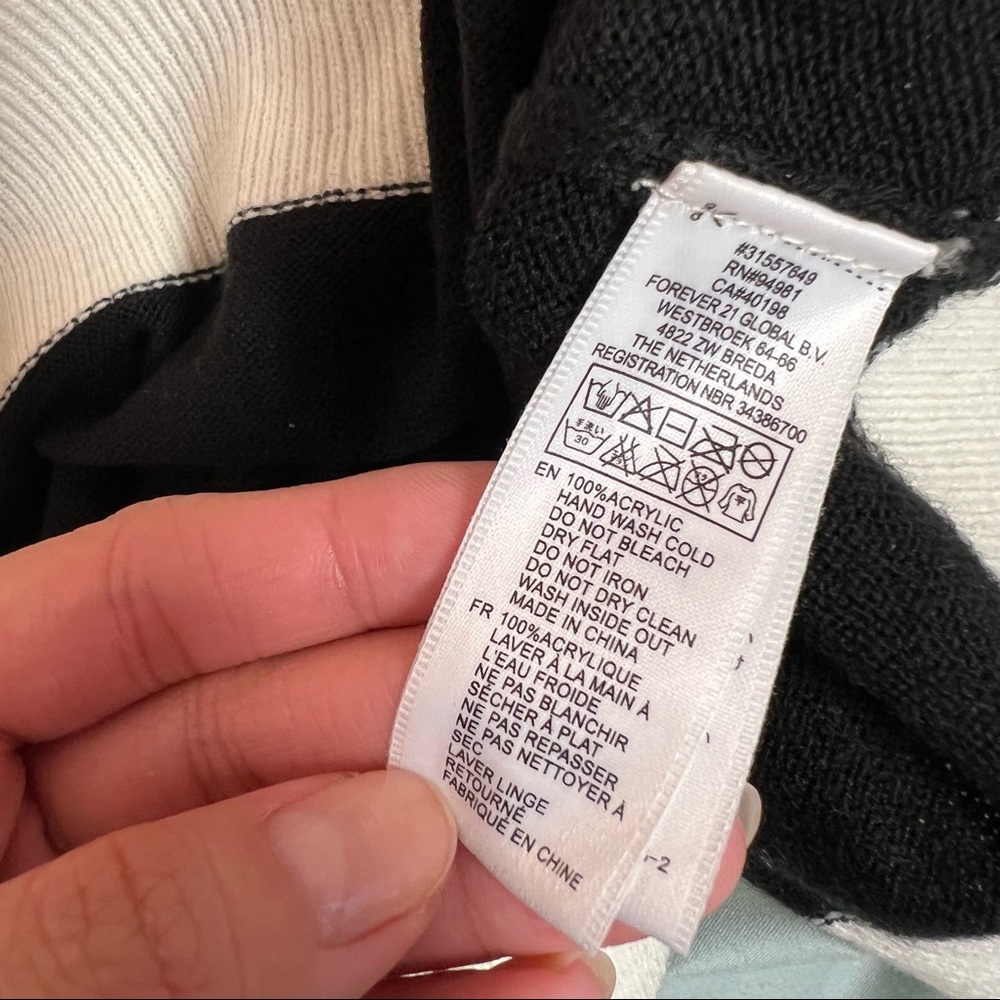F21 Black & Cream White Color Block Round Neck Acrylic Sweater Size Large - Picture 6 of 8